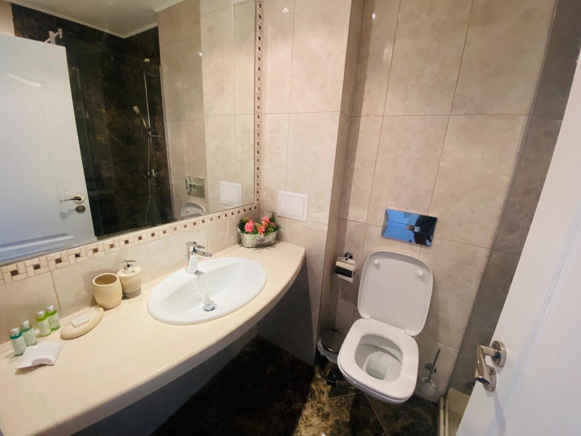 1Bd Ap In La Mer Complex Private Beach And Pool Golden Sands Εξωτερικό φωτογραφία